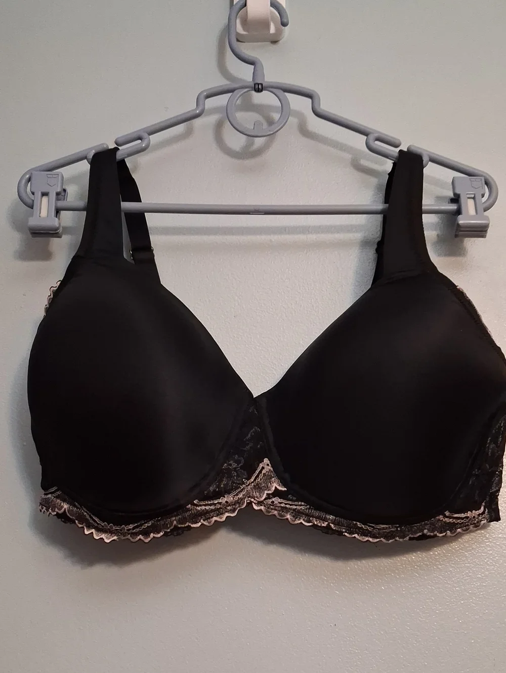 Breezies Size 44D Women's Black With Cream Lace-Trim Full Coverage WireFree Bra.